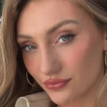 Cette basketteuse impressionne au bord de la piscine avec ses abdominaux bien définis