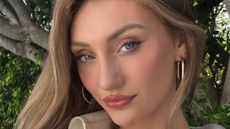 Cette basketteuse impressionne au bord de la piscine avec ses abdominaux bien définis