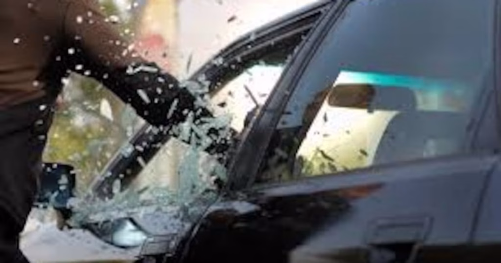 Liège : un homme tente d'ouvrir des voitures avec une pierre massive.