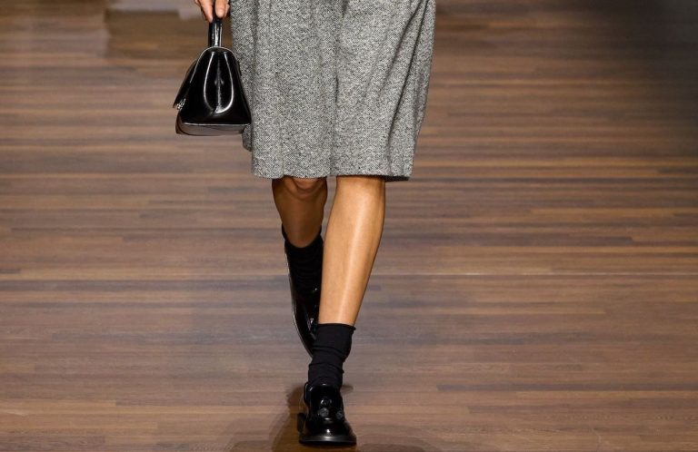Bermuda et chaussettes : la tendance mode à adopter ce printemps
