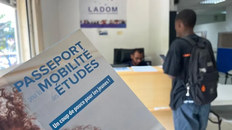 Un billet aller/retour pris en charge à 100% pour des études en France continentale... une aide de LADOM reconduite en 2026