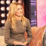 Sarah Pidgeon adopte le style nineties avec blazer court, jean cigarette et mocassins