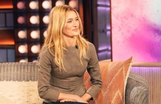 Sarah Pidgeon adopte le style nineties avec blazer court, jean cigarette et mocassins