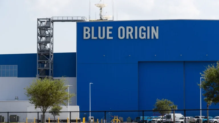 Blue Origin de Jeff Bezos prévoit de déployer 52 000 satellites pour renforcer les centres de données