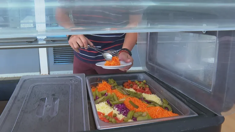 Cantine gratuite : après le lycée de Mahina, c'est au tour de Henri Hiro de signer la convention
