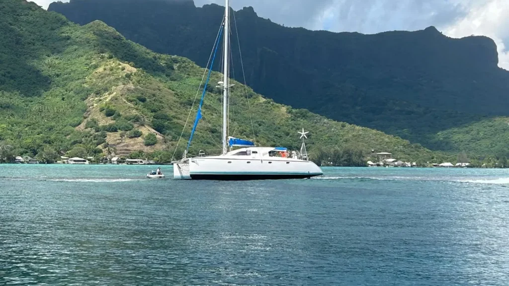 [MAJ] Catamaran échoué à Moorea : quatre personnes évacuées, aucune pollution constatée à ce stade