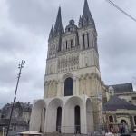 La cathédrale Saint-Maurice d'Angers inaugure sa galerie contemporaine lors d'une soirée publique.
