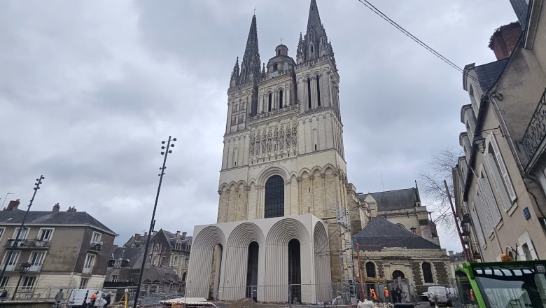 La cathédrale Saint-Maurice d'Angers inaugure sa galerie contemporaine lors d'une soirée publique.