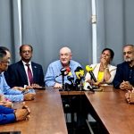 Conférence de presse des élus mauves restant au gouvernement