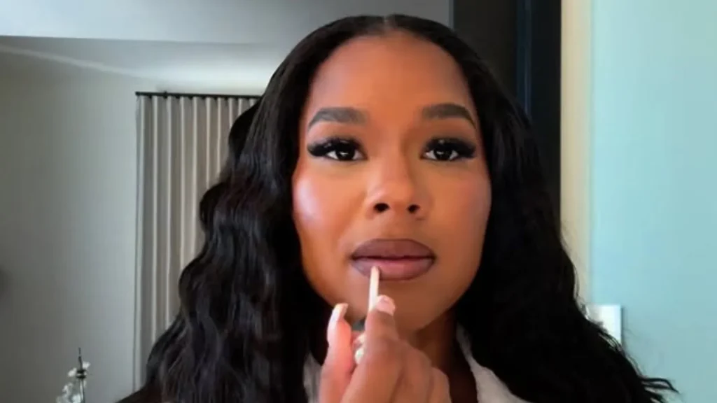 Une athlète américaine en robe noire sans bretelles attire tous les regards