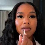 Une athlète américaine en robe noire sans bretelles attire tous les regards