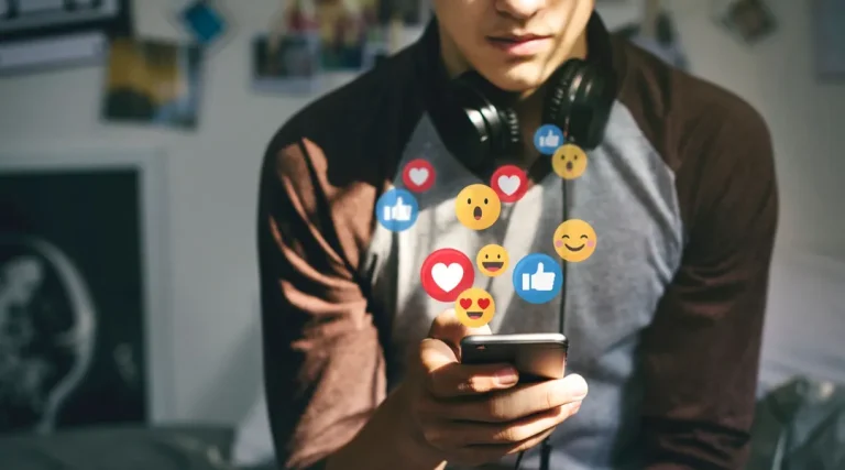 Débat : Les réseaux sociaux et leur impact sur l'anxiété des jeunes