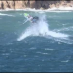 Une tentative  d'Aerial Backside avec lâcher de main arrière ! Réceptionné, mais juste derrière la mousse. Sans doute trop d'envol pour la vitesse acquise à l'appel du saut, soit une composante verticale excessive ...  Move jouissif ! Fanatique de Fanatic Quad 2012 / 87 Litres +++ Héro Northsails 4.00 m2 !