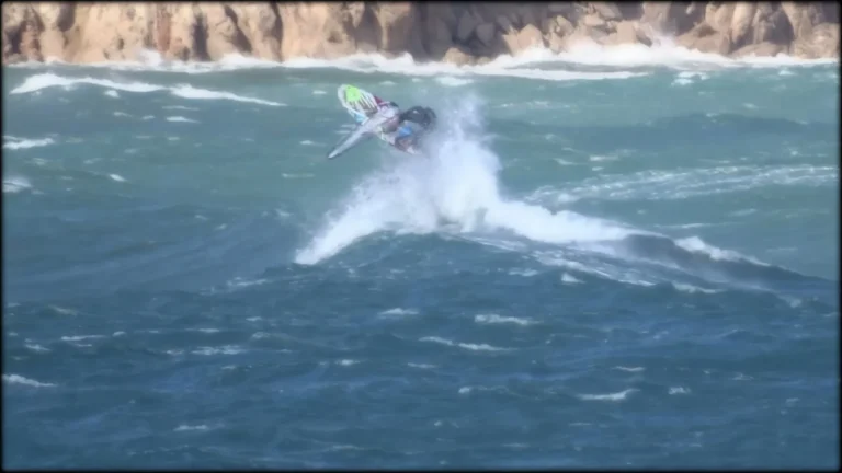 Une tentative  d'Aerial Backside avec lâcher de main arrière ! Réceptionné, mais juste derrière la mousse. Sans doute trop d'envol pour la vitesse acquise à l'appel du saut, soit une composante verticale excessive ...  Move jouissif ! Fanatique de Fanatic Quad 2012 / 87 Litres +++ Héro Northsails 4.00 m2 !
