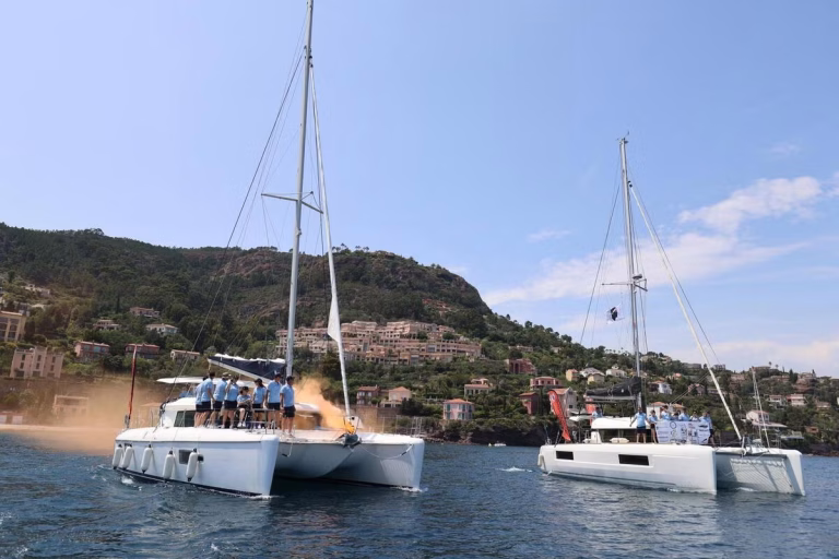 Des pompiers emmènent des « accidentés de la vie » en Corse lors de la 10ᵉ Traversée solidaire depuis Théoule-sur-Mer.
