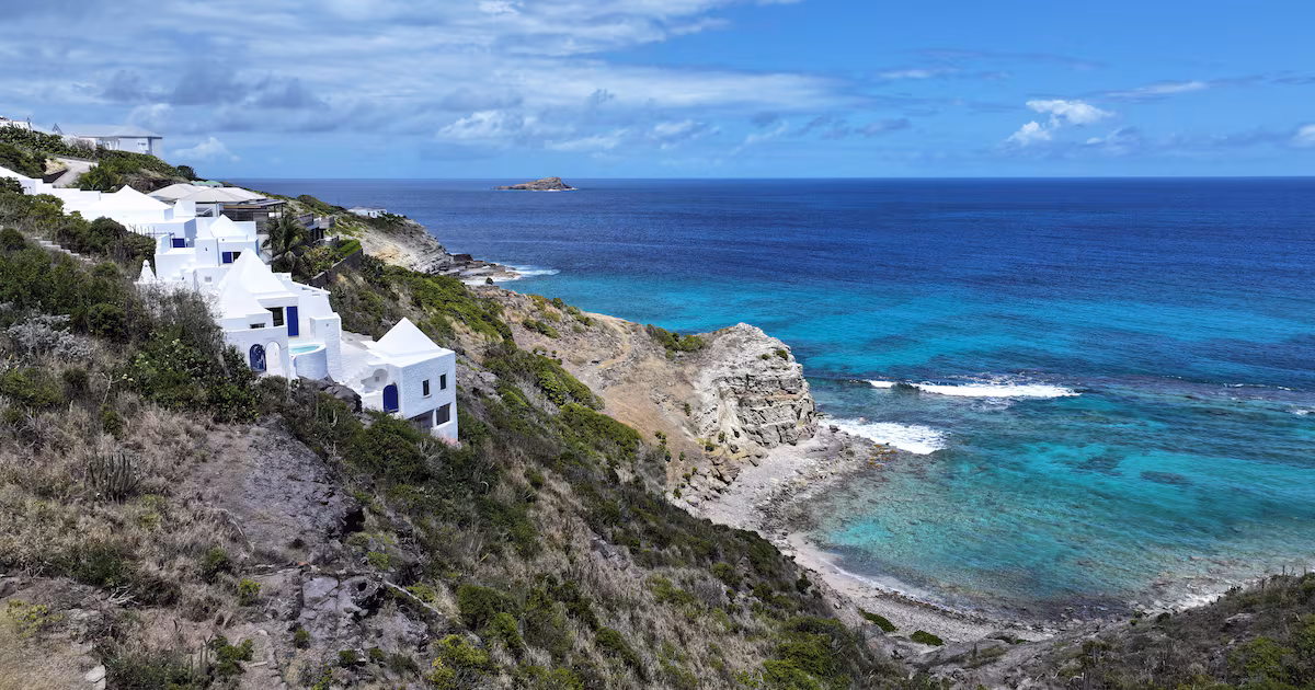 Devenir propriétaire d'une villa en bord de mer à Saint-Barthélemy : découvrez comment.