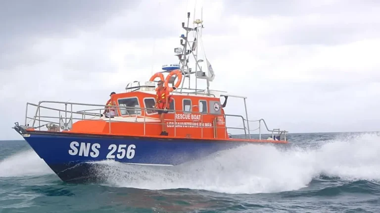 Évacuation de plus de 80 personnes au large de la Martinique après l'échouement d'une vedette