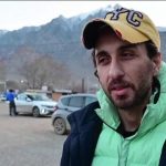 Des civils iraniens traversent la frontière entre l'Iran et l'Arménie.