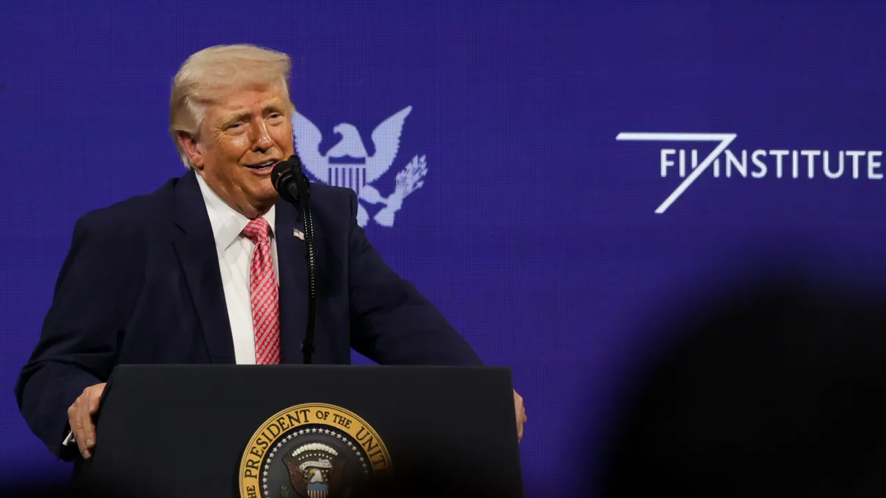 Donald Trump répond aux questions d'investisseurs sur le sexe lors d'un événement.