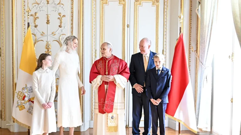 Visite historique du pape Léon XIV à Monaco : photos de son accueil par la famille princière