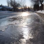 Gros plan d une feuille de glace brillante