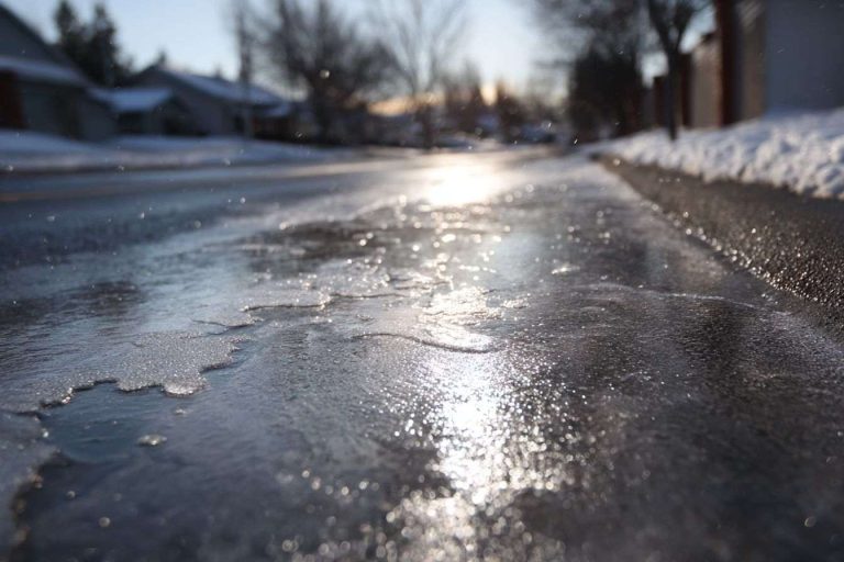 Gros plan d une feuille de glace brillante