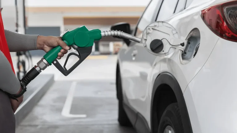 Guerre au Moyen-Orient : le gouvernement australien va réduire de moitié une taxe sur les carburants