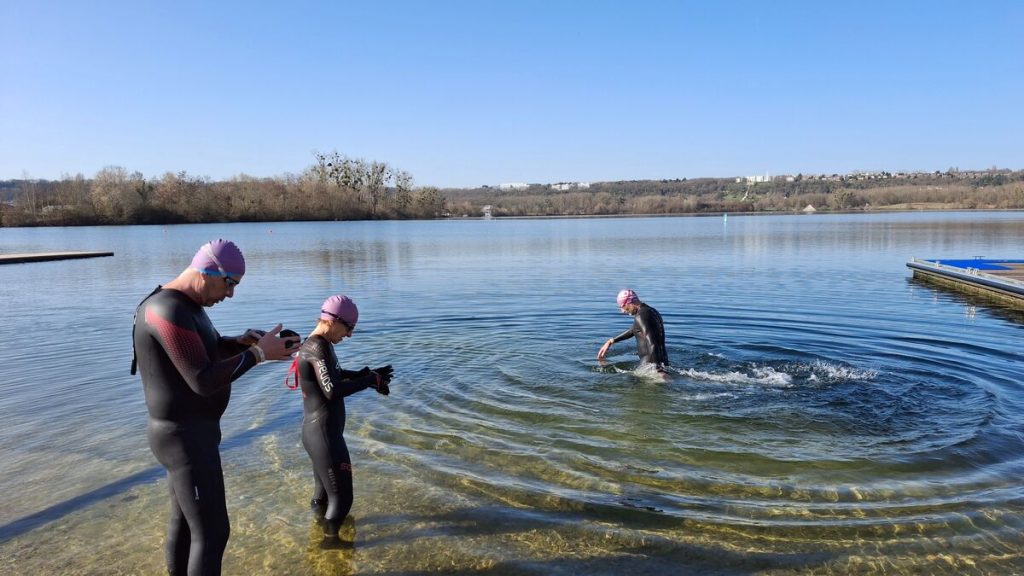 « Ces derniers temps, l’eau était à 7°C » : dans cette île de loisirs, ils se baignent toute l’année