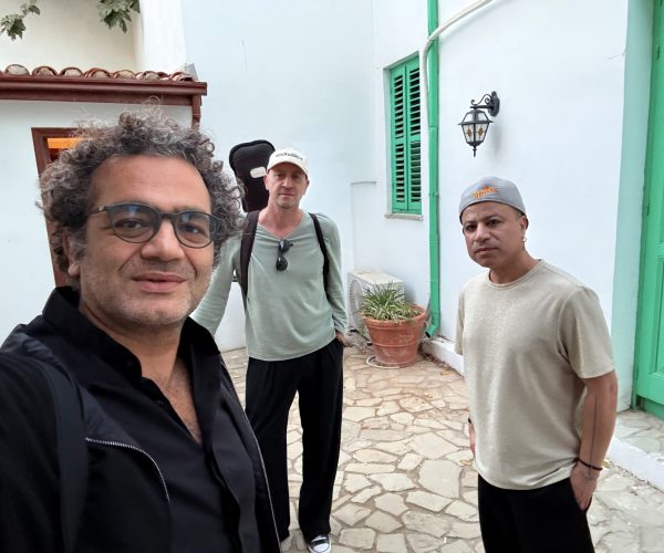 Arshid Azarine : piano, mélodica, voix Habib Meftah : percussions, voix Hervé de Ratuld : basse, contrebasse