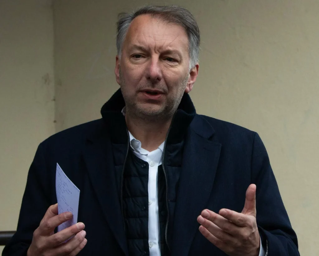 Bruno Bernard présente le climatiseur naturel de l'Est lyonnais face aux canicules