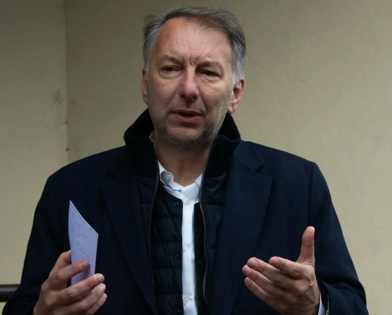 Bruno Bernard présente le climatiseur naturel de l'Est lyonnais face aux canicules