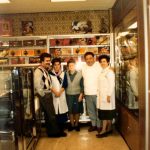Photo de la famille Caujolle à l'intérieur de sa boulangerie-pâtisserie, Jean-Louis est à gauche