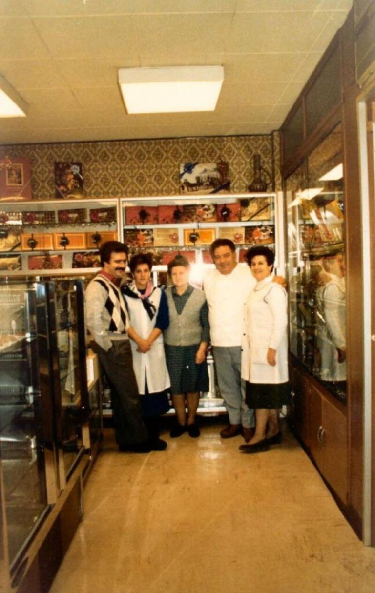 Photo de la famille Caujolle à l'intérieur de sa boulangerie-pâtisserie, Jean-Louis est à gauche