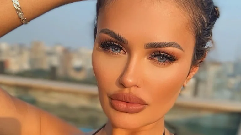 Une tenue jugée 'inappropriée' dans un parc d'attractions déclenche un débat public