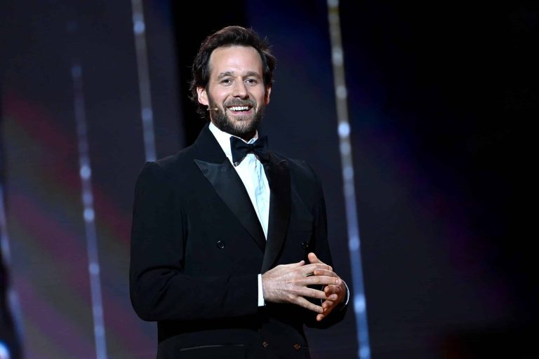 Benjamin Lavernhe confirme l'absence de faux Jim Carrey aux César après avoir pincé le front