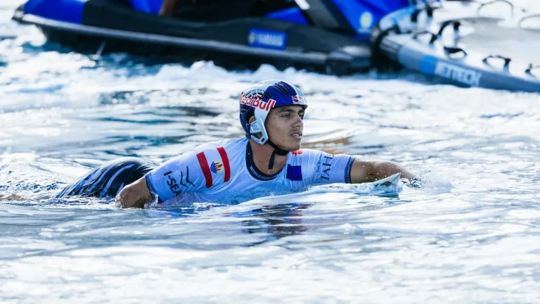 Après l'or olympique, Kauli Vaast entre dans l'élite mondiale de surf