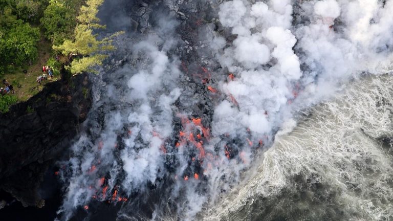 La Réunion : prudence recommandée près de la coulée de lave du Piton de la Fournaise