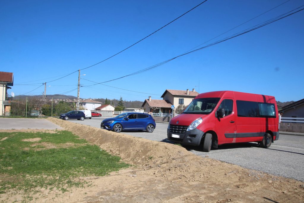 Parking et aire de jeux aux abords de l’école Oscar-Auriac dans le quartier de Lédar