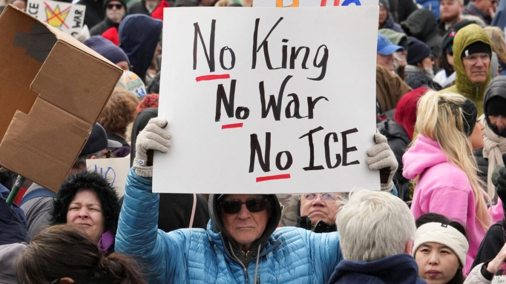 « No Kings, No ICE, No War » : des milliers de manifestations aux États-Unis contre Trump, millions de participants