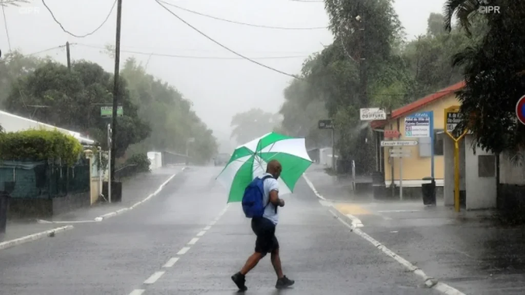 La Réunion en vigilance jaune pour fortes pluies et orages dès 12h ce lundi