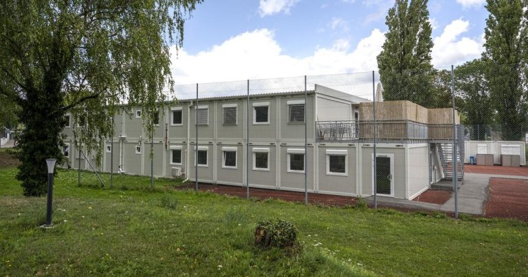 Le canton de Berne installe des containers pour réduire la surpopulation carcérale.