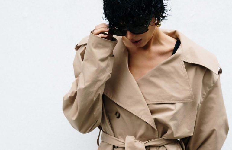 Le trench court : un classique incontournable pour des silhouettes élégantes