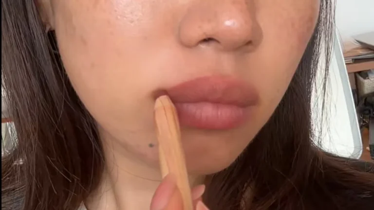 Les 'smudged lips' : la tendance maquillage pour des lèvres floutées et naturelles