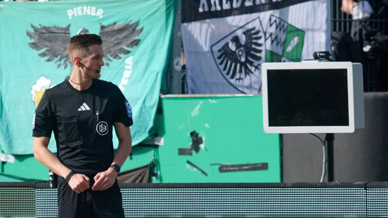 Les supporters allemands proposent une solution radicale contre la VAR