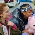 Bérangère McNeese présente « Filles du ciel » : un film sur des femmes lumineuses et courageuses