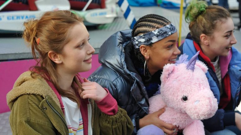 Bérangère McNeese présente « Filles du ciel » : un film sur des femmes lumineuses et courageuses