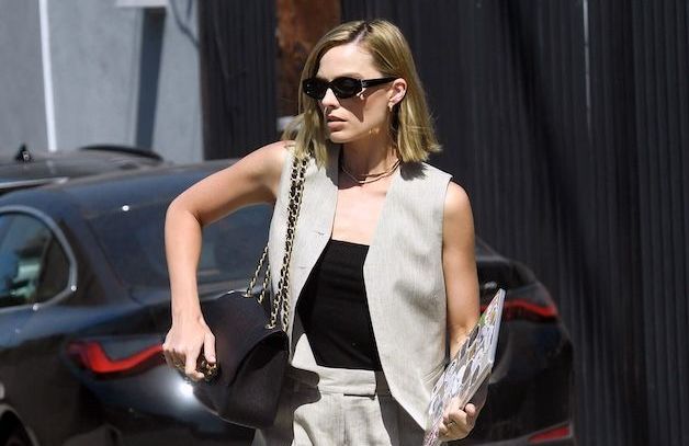 Margot Robbie adopte le veston masculin comme tendance chic du printemps