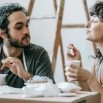 Meal breaker : ce comportement à table qui génère des tensions dans le couple