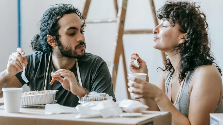 Meal breaker : ce comportement à table qui génère des tensions dans le couple