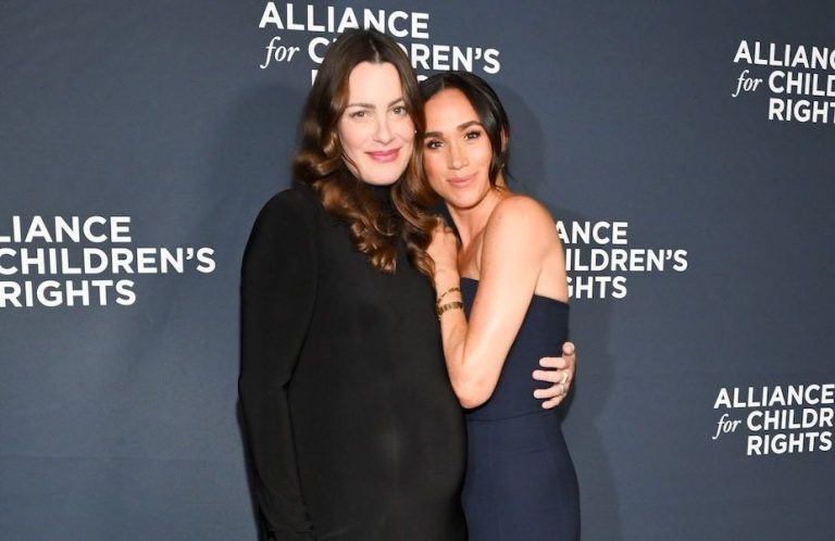 Meghan Markle porte une robe sensuelle au tapis rouge lors d'un événement médiatique